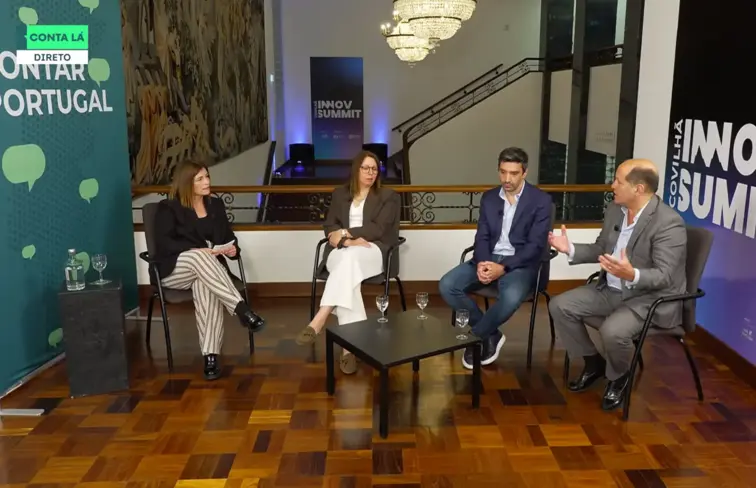 Frame da emissão, em que aparece o painel do debate.